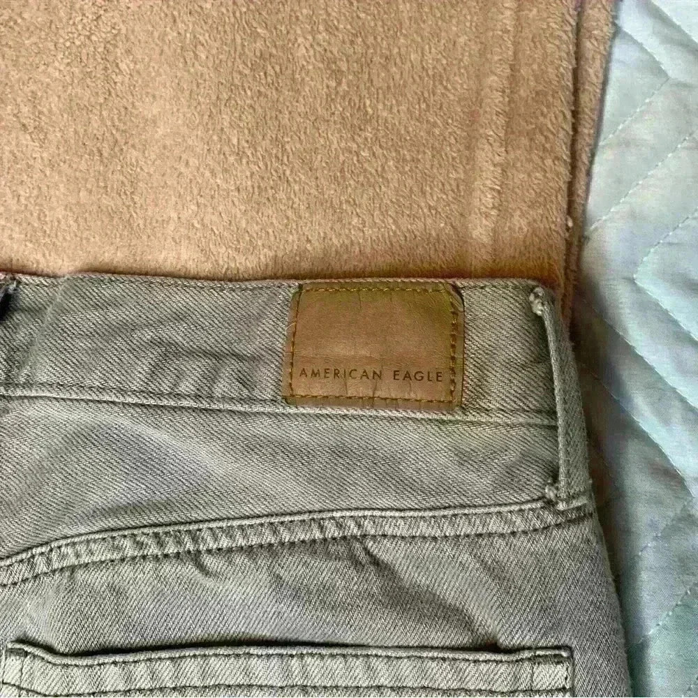 American Eagle Size 4. Button Fly Front. Green. Front pockets - Picture 7 of 9